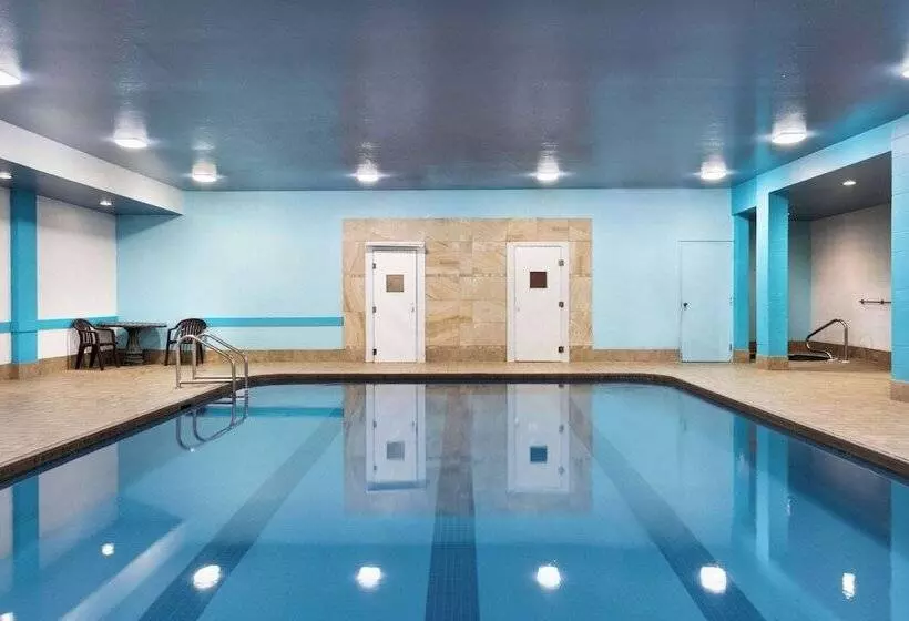 فندق Travelodge By Wyndham Simcoe