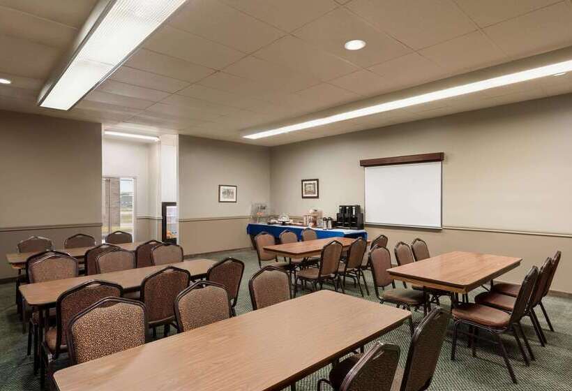 هتل Travelodge By Wyndham Swift Current