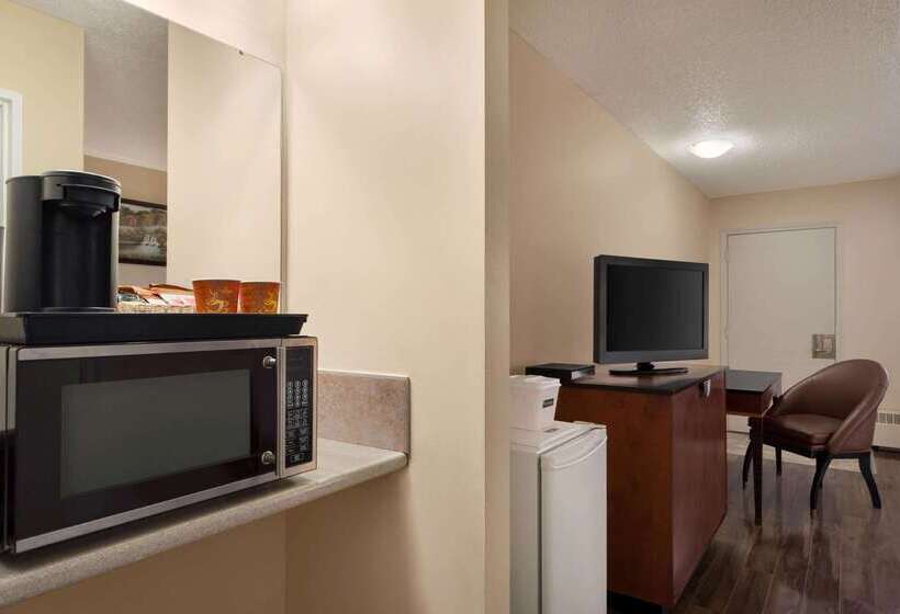 هتل Travelodge By Wyndham Swift Current