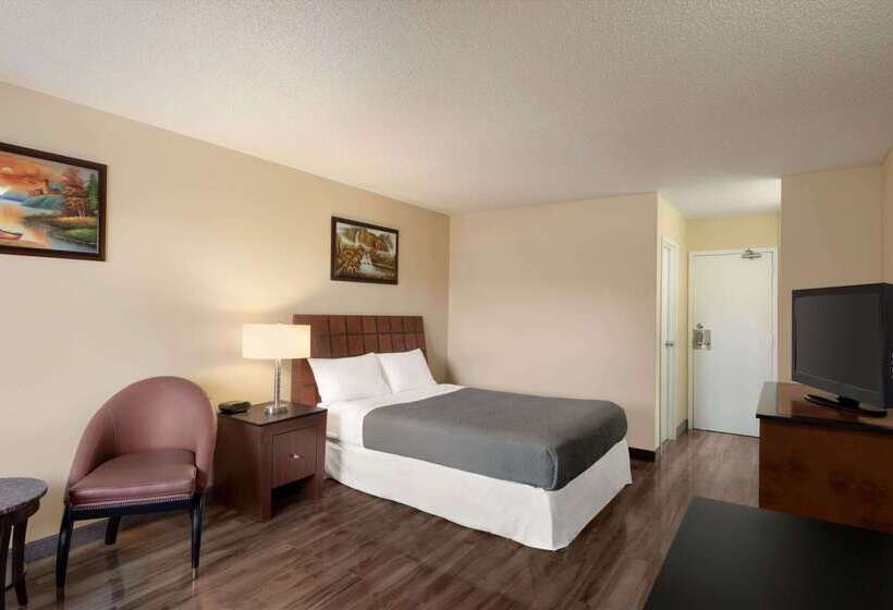 هتل Travelodge By Wyndham Swift Current