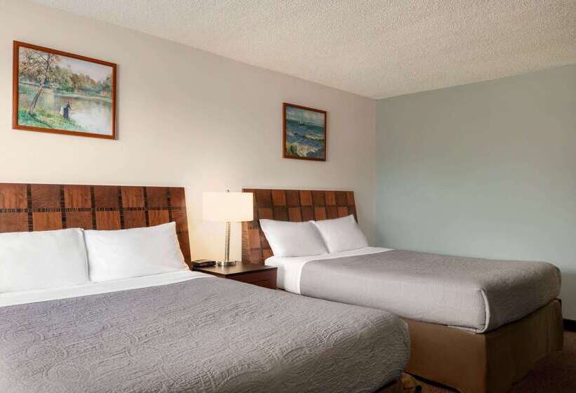 هتل Travelodge By Wyndham Swift Current