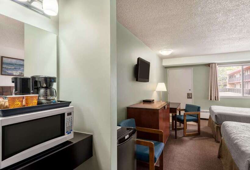 هتل Travelodge By Wyndham Swift Current