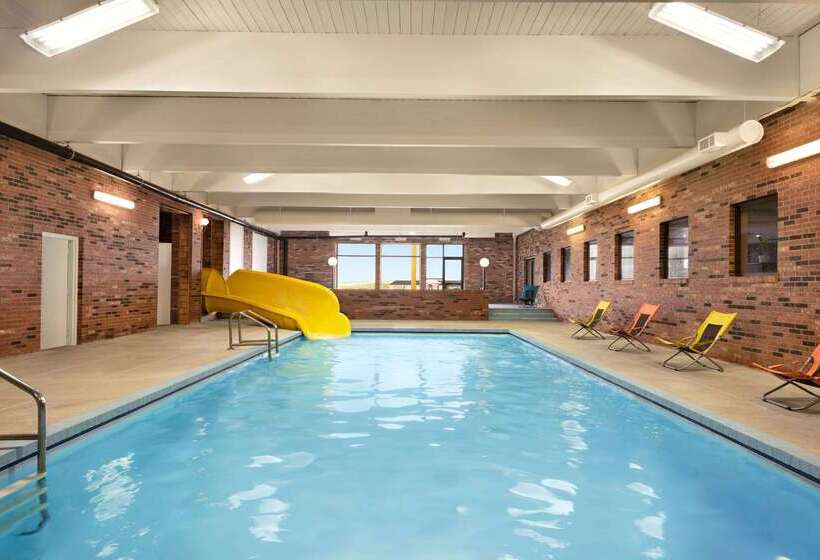 هتل Travelodge By Wyndham Swift Current