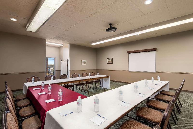 هتل Travelodge By Wyndham Swift Current