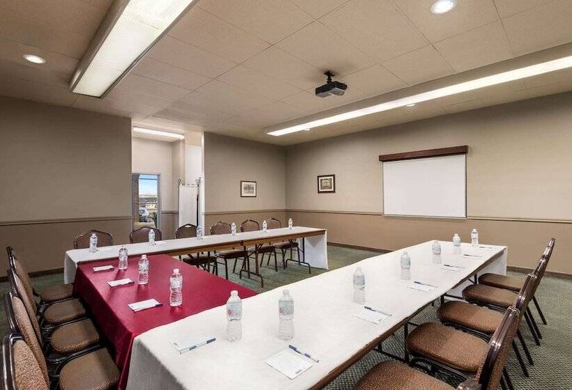 هتل Travelodge By Wyndham Swift Current