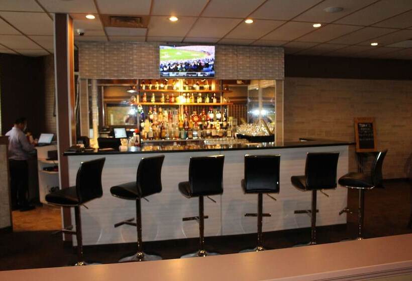 هتل Travelodge By Wyndham Swift Current