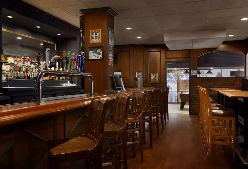 Отель Travelodge By Wyndham Toronto East