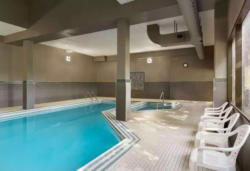 Отель Travelodge By Wyndham Toronto East