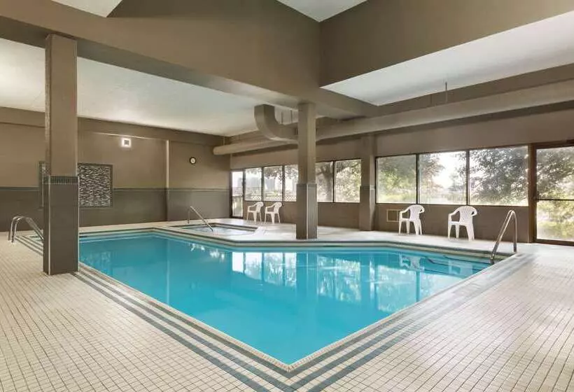 Отель Travelodge By Wyndham Toronto East