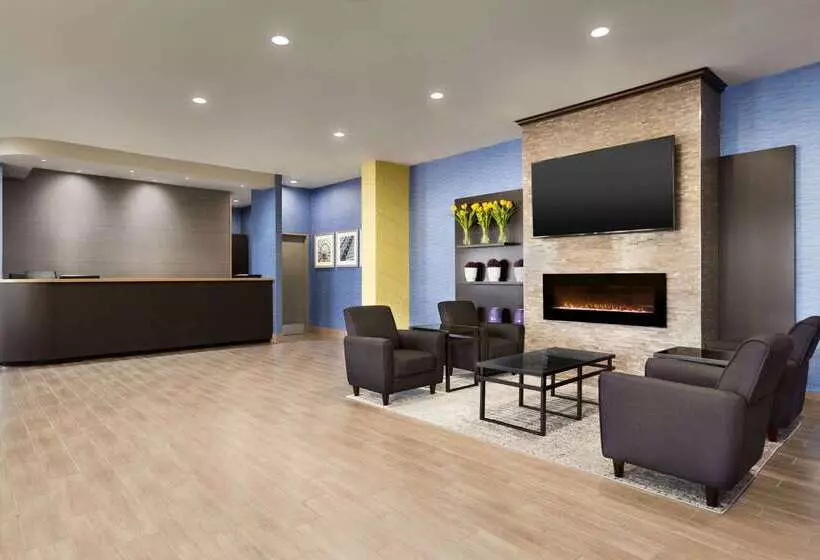 Отель Travelodge By Wyndham Toronto East