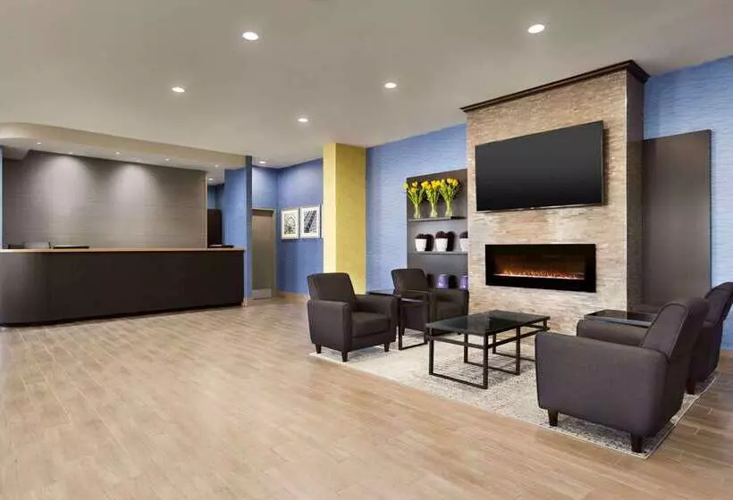 Отель Travelodge By Wyndham Toronto East