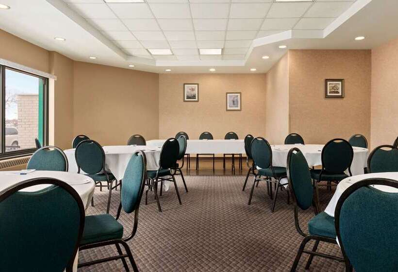 هتل Travelodge By Wyndham Winnipeg East