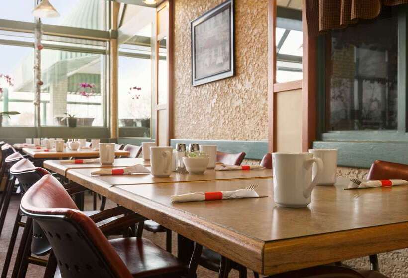 هتل Travelodge By Wyndham Winnipeg East