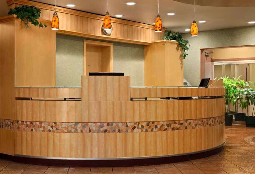 هتل Travelodge By Wyndham Winnipeg East