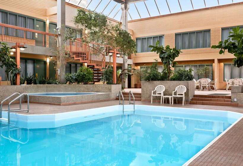 هتل Travelodge By Wyndham Winnipeg East