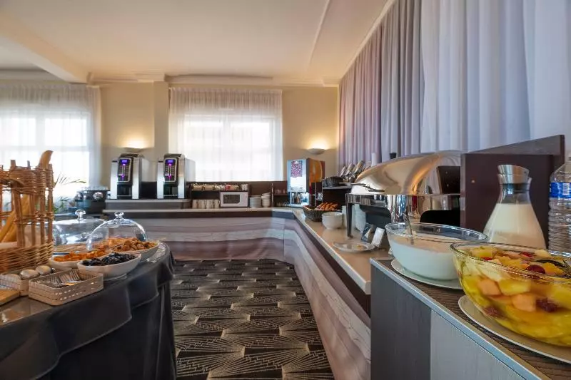 Отель Cerise Royan   Le Grand Hôtel De La Plage