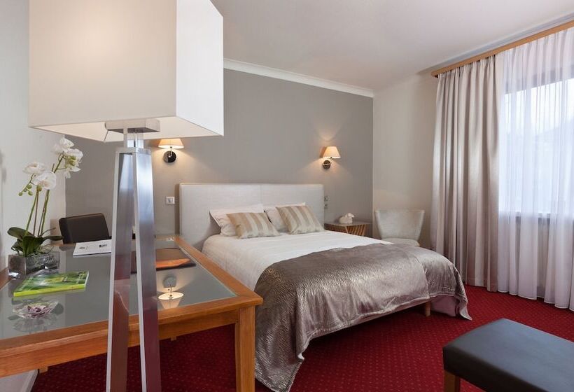 فندق Hôtel Restaurant à L Agneau