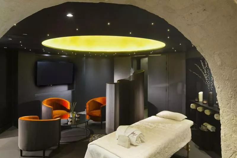 ホテル Bourgogne & Montana