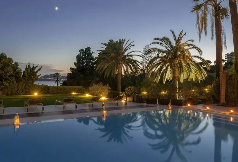 Отель Chateau De La Tour