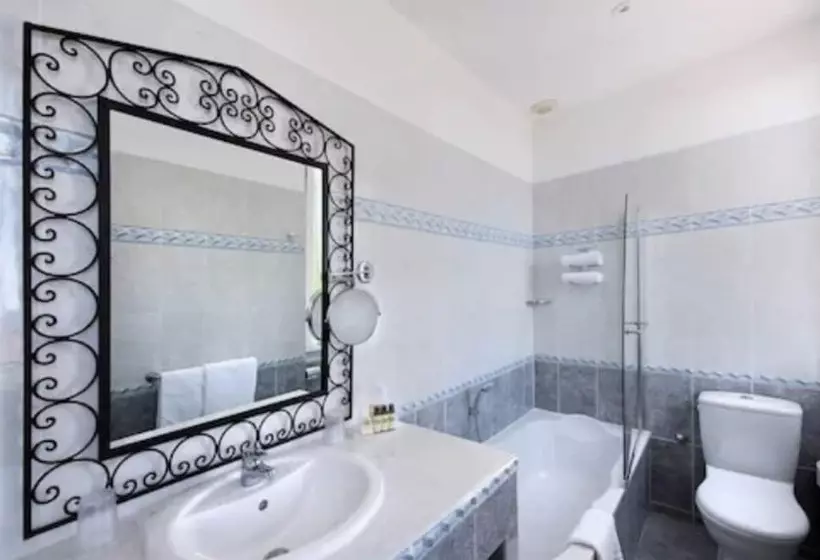 Отель Chateau De La Tour