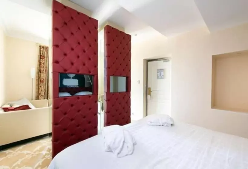 Отель Chateau De La Tour