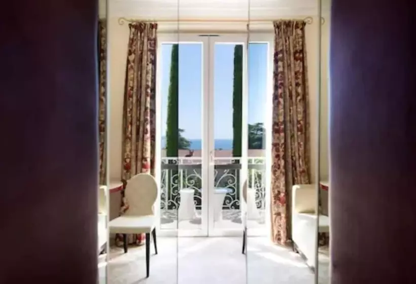 Отель Chateau De La Tour