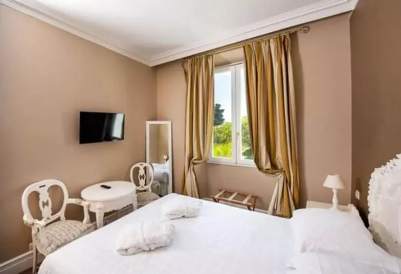 Отель Chateau De La Tour