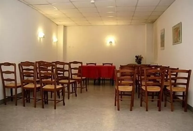 Отель De France