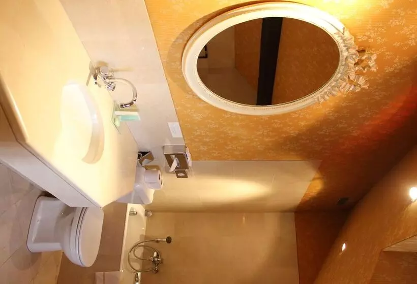 هتل De La Bretonnerie