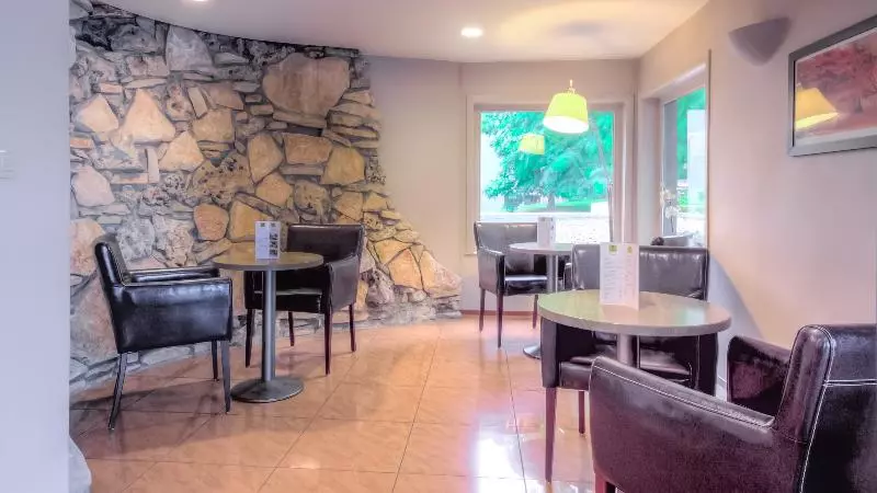 Отель Logis Hôtel Restaurant Des Acacias Lille Tourcoing