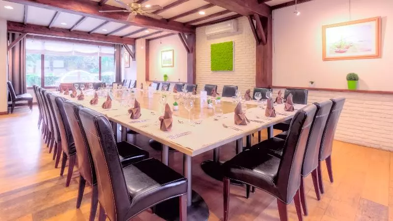 Отель Logis Hôtel Restaurant Des Acacias Lille Tourcoing