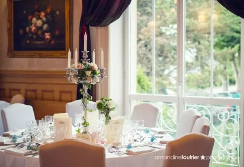 Hotel Chateau Des Comtes De Challes