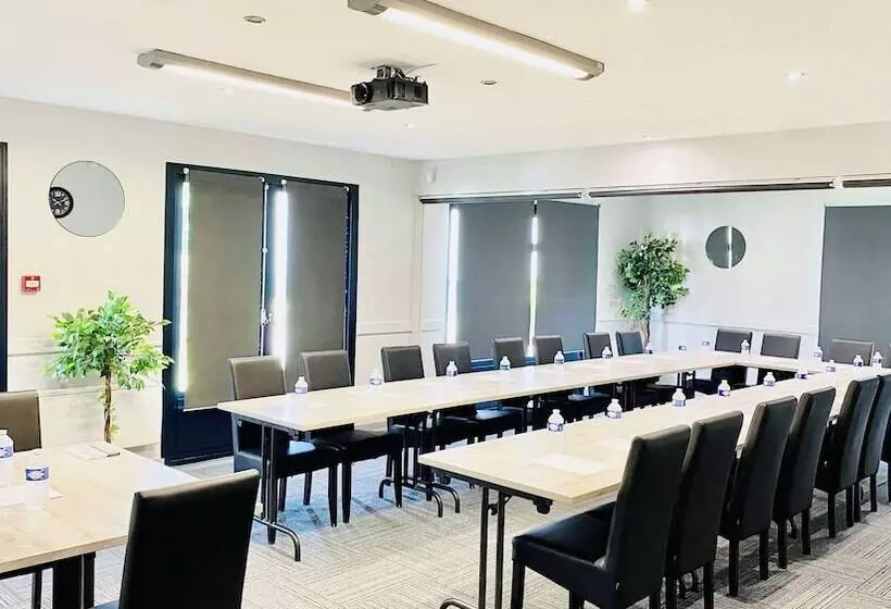 هتل Kyriad Direct Laon