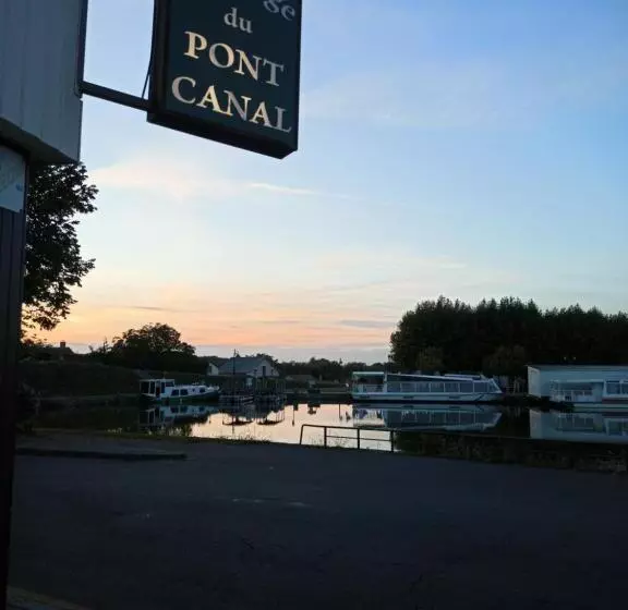 ホテル Auberge Du Pont Canal