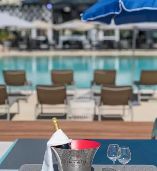 فندق Hôtel Le Mas De Couran