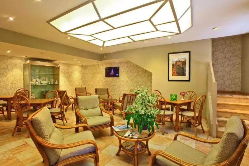 호텔 Logis Hôtel Restaurant La Vieille Auberge, Art And Gallery