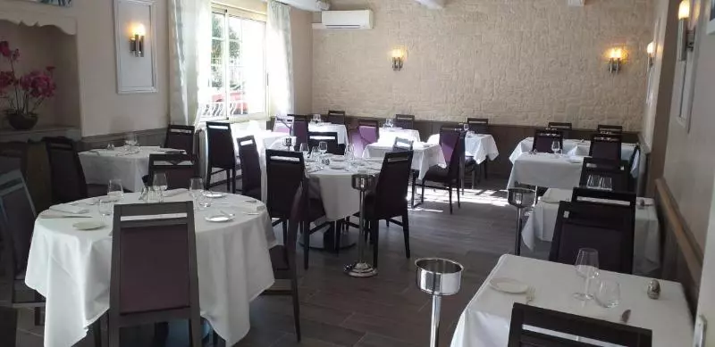 호텔 Logis Hôtel Restaurant La Vieille Auberge, Art And Gallery