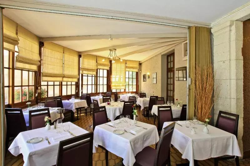 호텔 Logis Hôtel Restaurant La Vieille Auberge, Art And Gallery