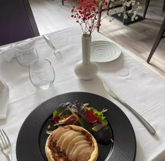 호텔 Logis Hôtel Restaurant La Vieille Auberge, Art And Gallery