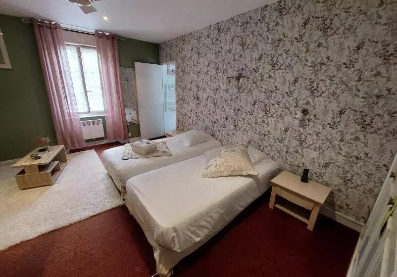 호텔 Logis Hôtel Restaurant La Vieille Auberge, Art And Gallery