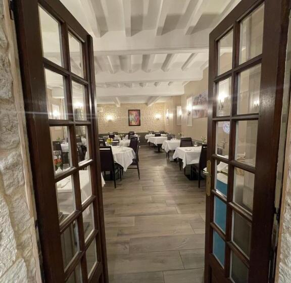 酒店 Logis Hôtel Restaurant La Vieille Auberge, Art And Gallery