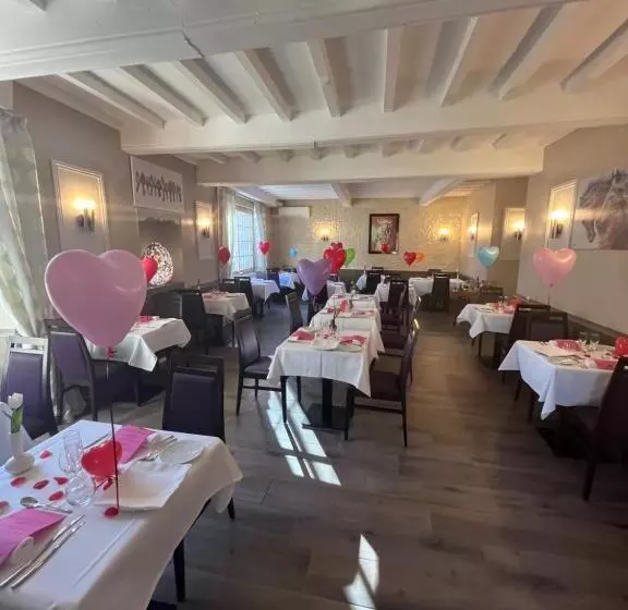 호텔 Logis Hôtel Restaurant La Vieille Auberge, Art And Gallery