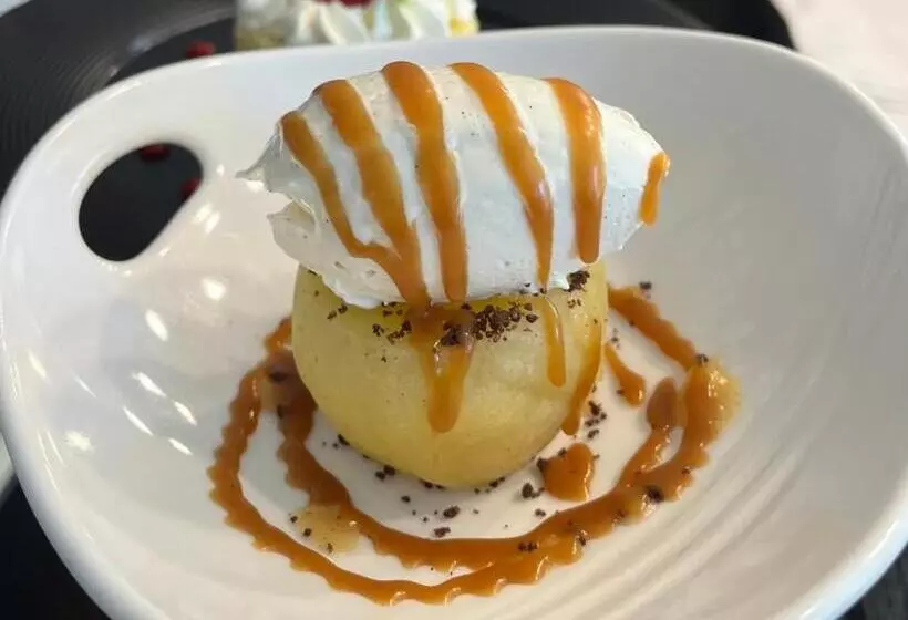 호텔 Logis Hôtel Restaurant La Vieille Auberge, Art And Gallery