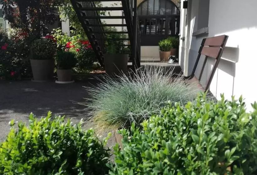 Отель Hôtel Jardin Le Pasteur