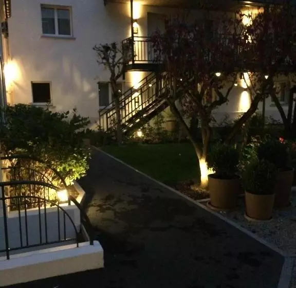 Отель Hôtel Jardin Le Pasteur