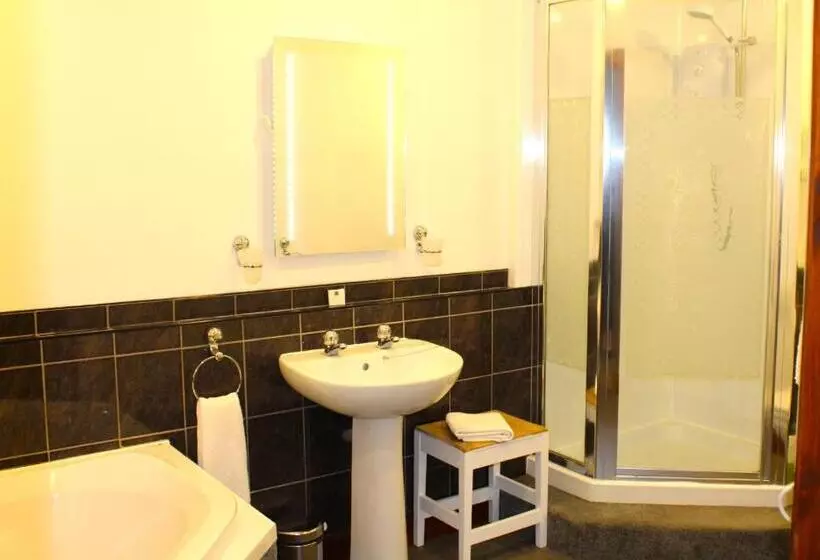 فندق Falls Of Lora