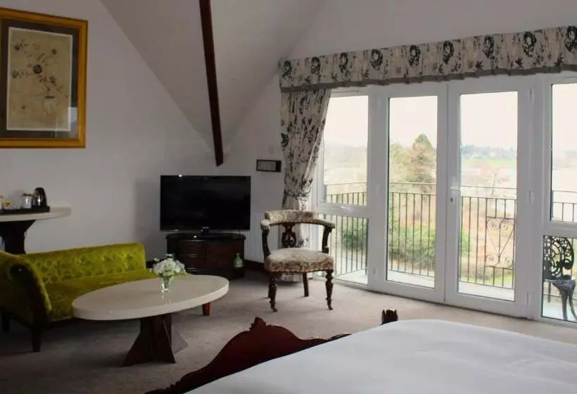 فندق Falls Of Lora