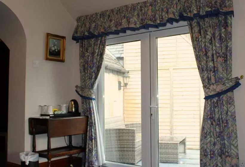 فندق Falls Of Lora