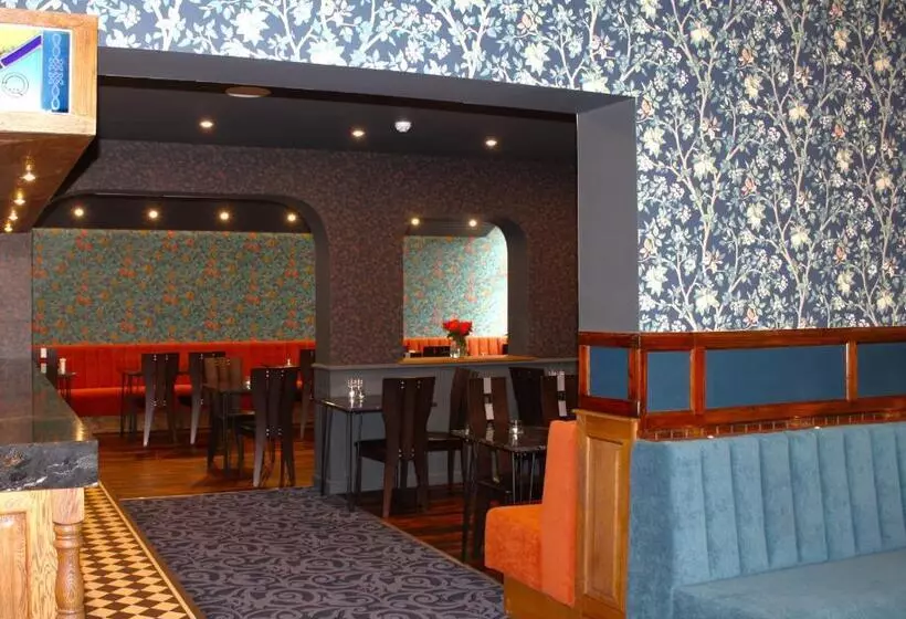 فندق Falls Of Lora