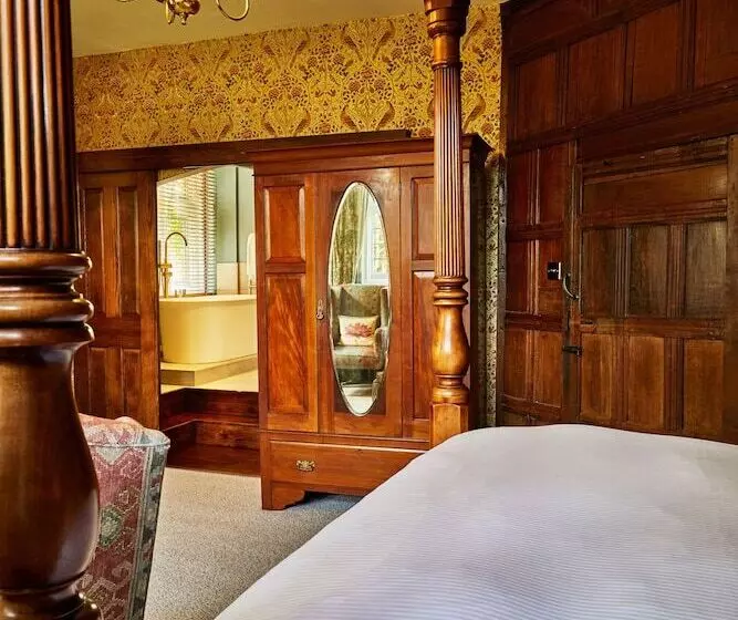 Ockenden Manor Hotel & Spa